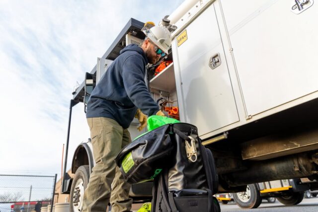 𝗕𝗲𝗳𝗼𝗿𝗲 𝘁𝗵𝗲 𝗪𝗼𝗿𝗸 𝗕𝗲𝗴𝗶𝗻𝘀 👷 

Before our linemen ever reach the job site, they’re already preparing — checking equipment and running safety checks to keep the lights on for the members we serve. 

#TheEnergyUnitedWay